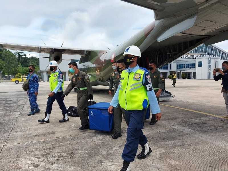 Pesawat CN-295 TNI AU Angkut 10.000 Dosis Vaksin Ke Berau, Kaltim
