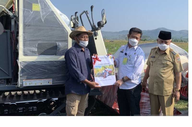 Petani Desa Kanigoro Malang Dapat Bantuan Alat dan Mesin Pertanian