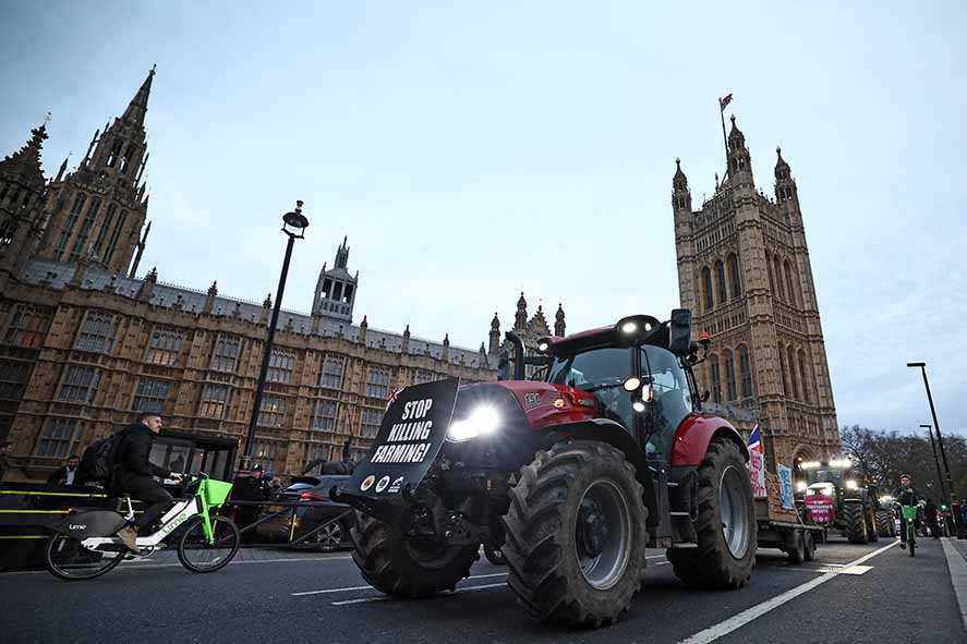 Petani di Inggris Unjuk Rasa  di Luar Parlemen
