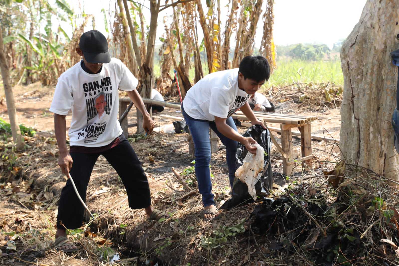 Petani Tebu Ganjar Gotong-Royong Bersihkan Fasilitas Umum Bersama Warga Subang