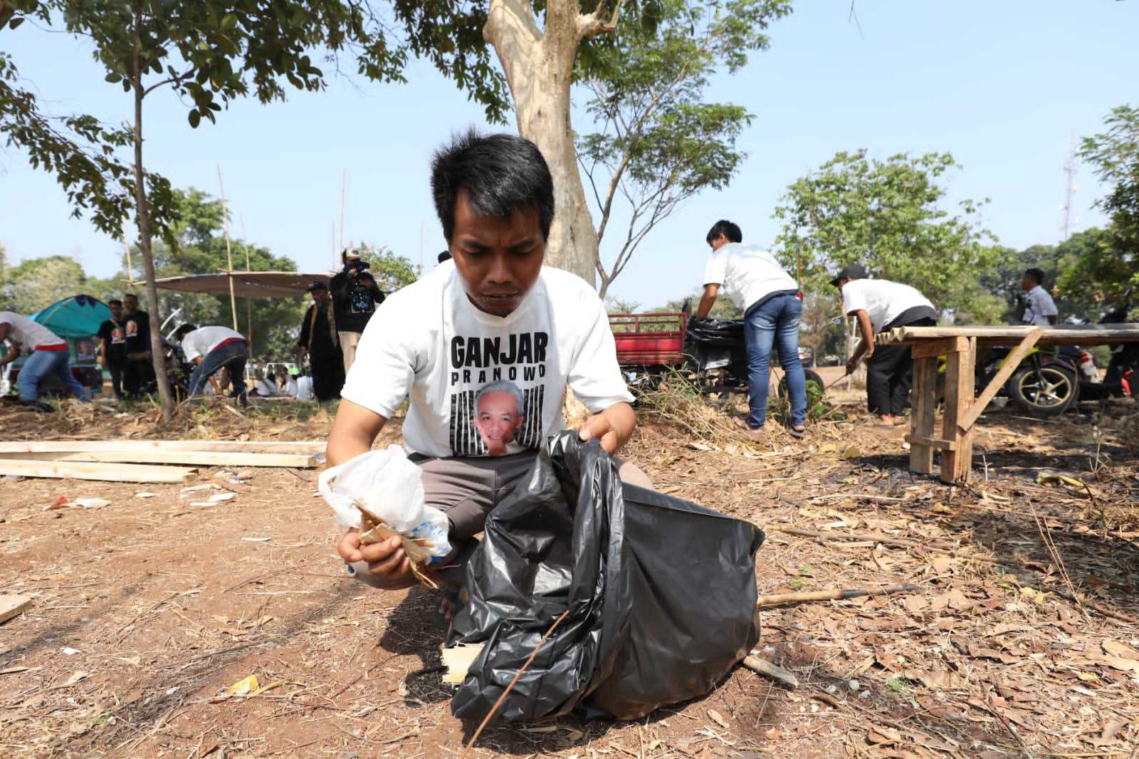 Petani Tebu Ganjar Gotong-Royong Bersihkan Fasilitas Umum Bersama Warga Subang 2