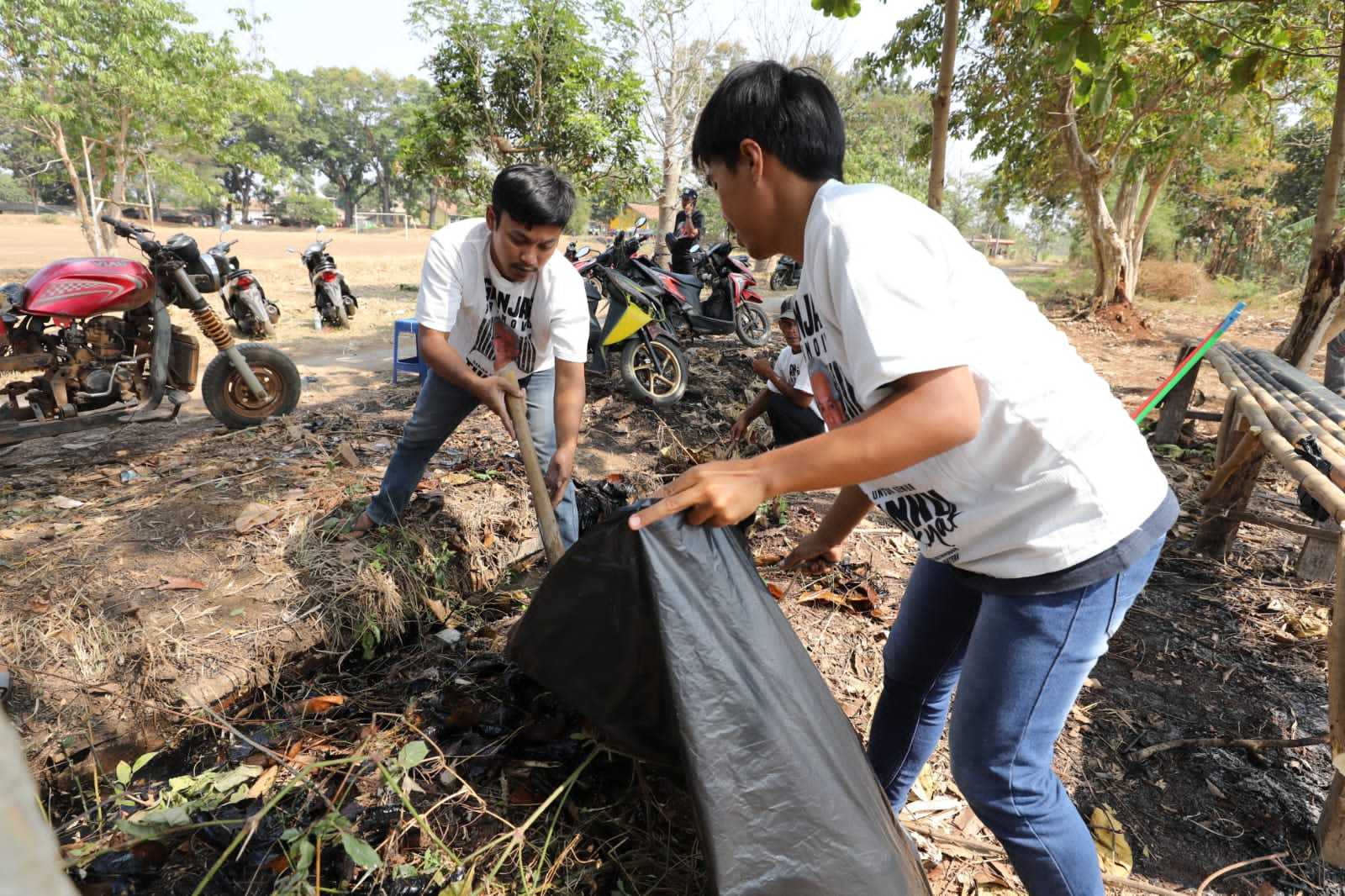 Petani Tebu Ganjar Gotong-Royong Bersihkan Fasilitas Umum Bersama Warga Subang 3