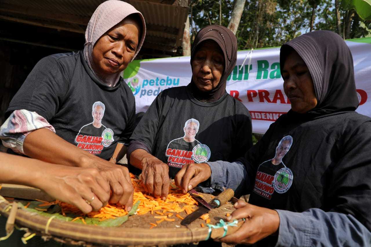 Petebu Ganjar Gotong-royong Bangun Fasilitas Umum Bareng Warga di Kabupaten Kuningan