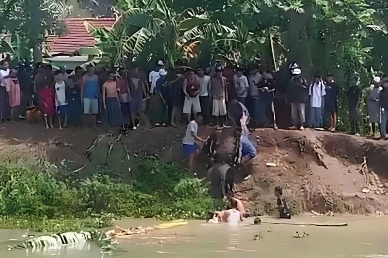 Petugas BPBD Tangerang Evakuasi Jasad Pelajar yang Tenggelam di Danau