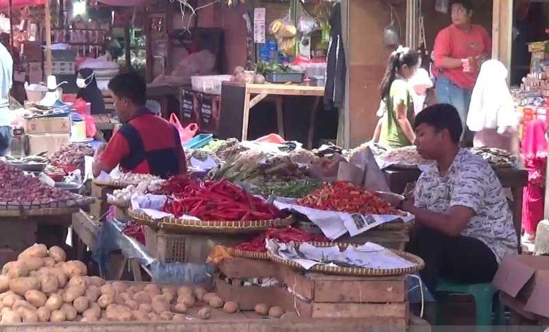 Petugas Dinas Perdagangan Bekasi Sidak Bahan Pokok  ke Pasar Tradisional’