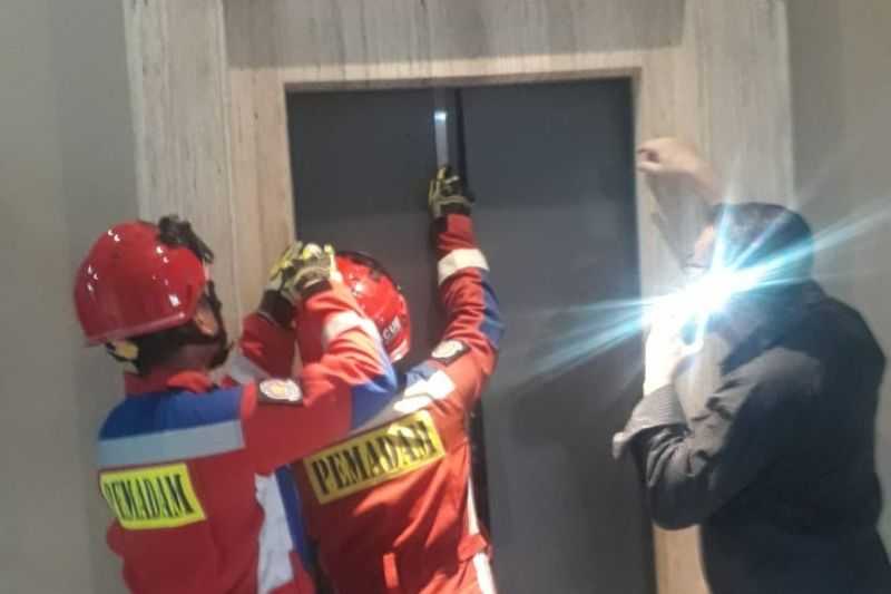 Petugas Evakuasi Enam Orang yang Terjebak di Dalam Lift di Tambora