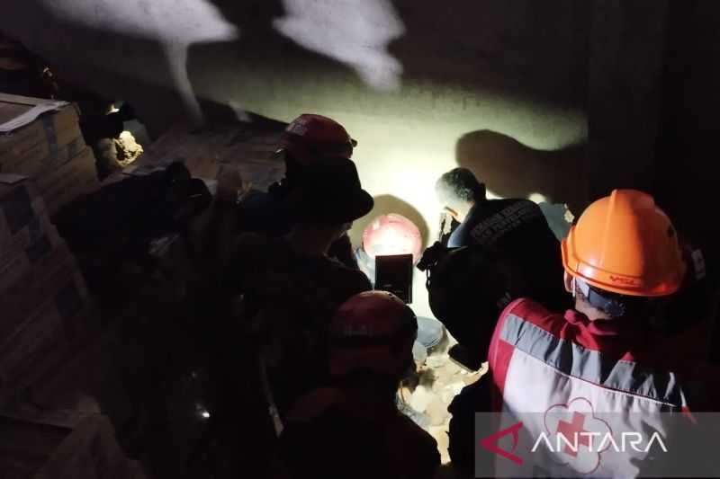 Petugas Evakuasi Jasad Tiga Korban Kebakaran Toko Material di Cianjur