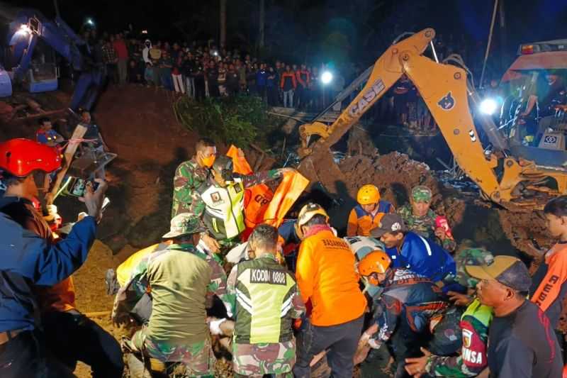 Petugas Gabungan dari SAR Masih Cari Satu Korban Tanah Longsor di Blitar