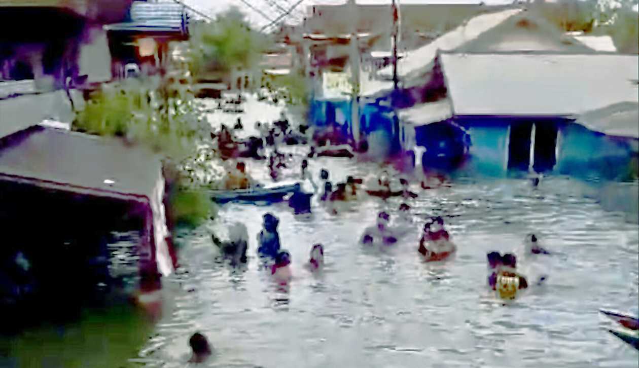 Petugas Gunakan Perahu Beri Bantuan Korban Banjir di Tanah Bumbu