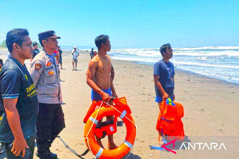 Petugas lakukan pencarian wisatawan terbawa arus di Pantai Cidamar