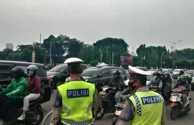 Petugas Mulai Tegur Pelanggar Ganjil Genap 