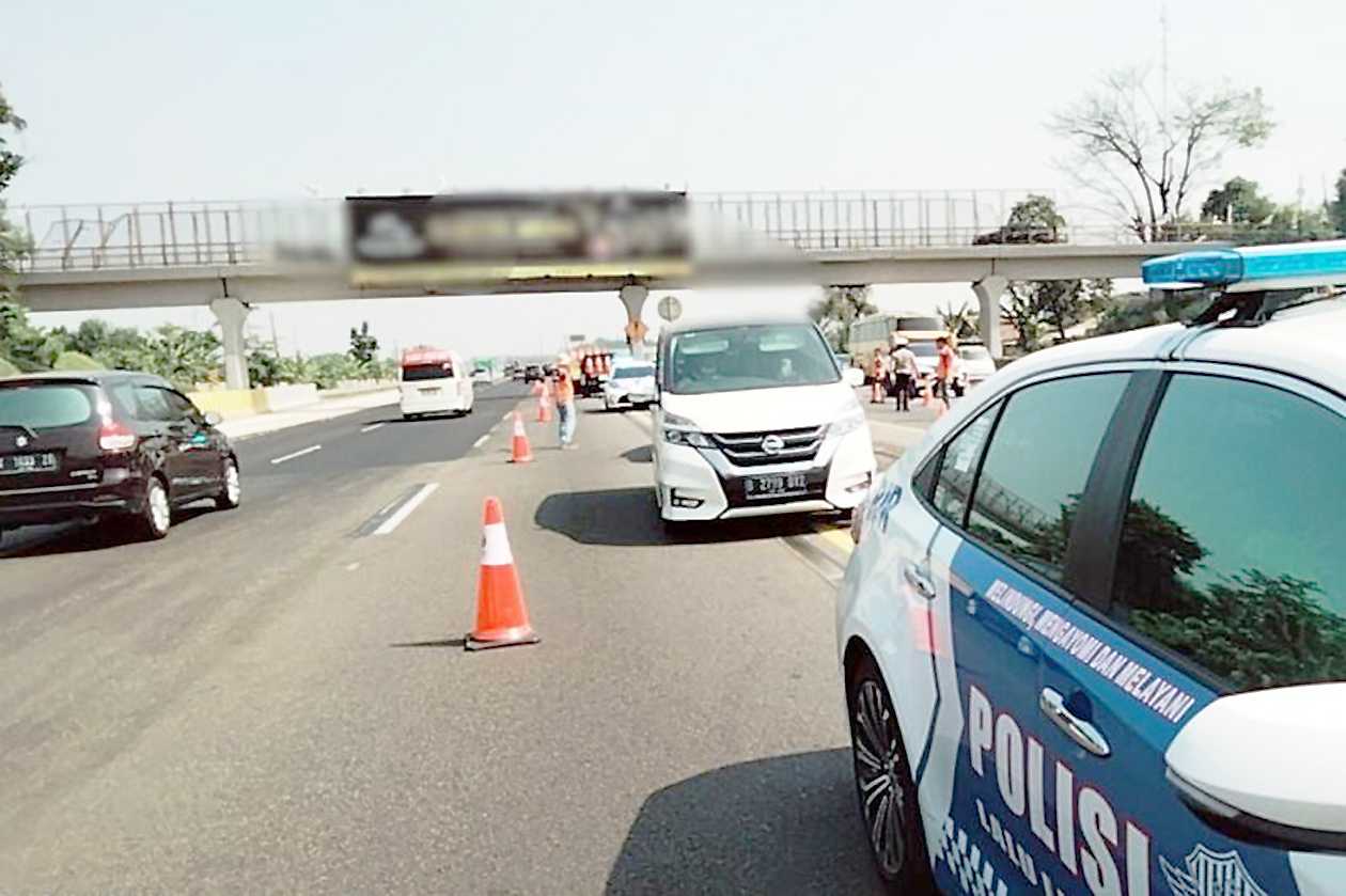 Petugas Terapkan Buka Tutup Contraflow di Tol Jakarta-Cikampek