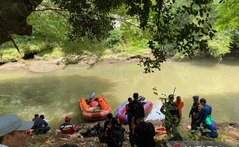 Petugas Terus Lakukan Pencarian Dua Anak Panti Asuhan yang Hanyut di Kali Ciliwung