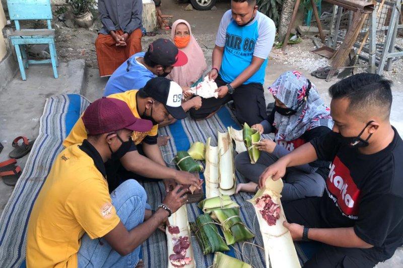 Sejumlah Komunitas Bagikan Ribuan Paket Daging Kurban