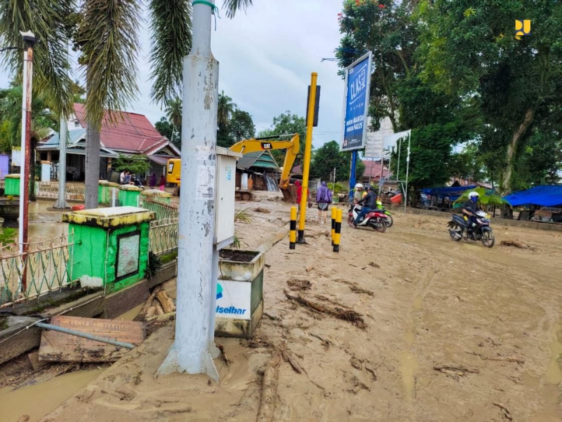 Bantu Tangani Banjir di Luwu, Alat Berat Dikerahkan