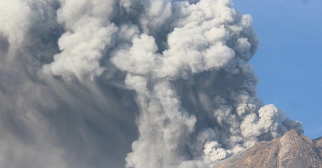 Gunung Sibanung Meletus, Abu Vulkanik Guyur 4 Kecamatan