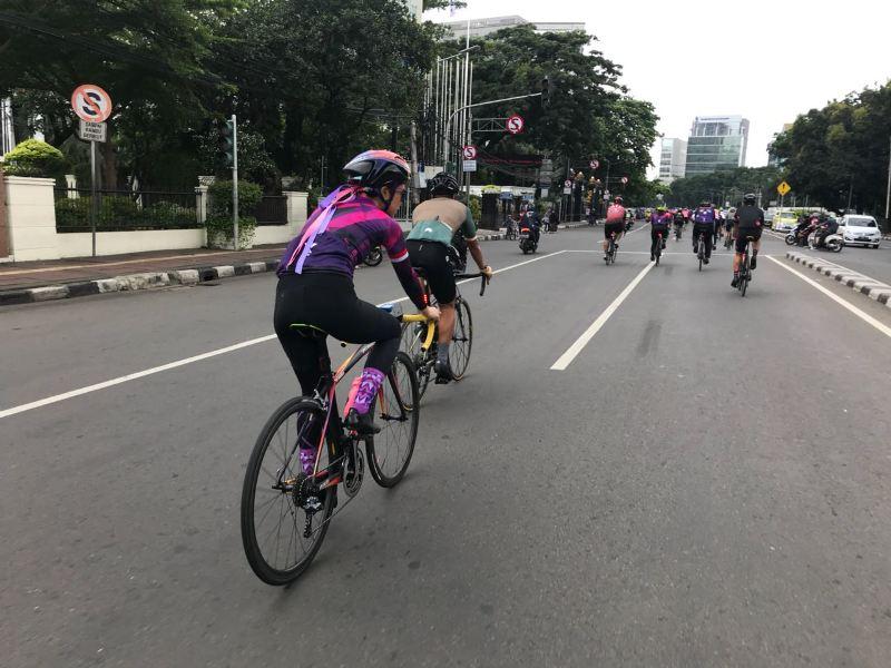 Perempuan Pesepeda di Jalan Raya