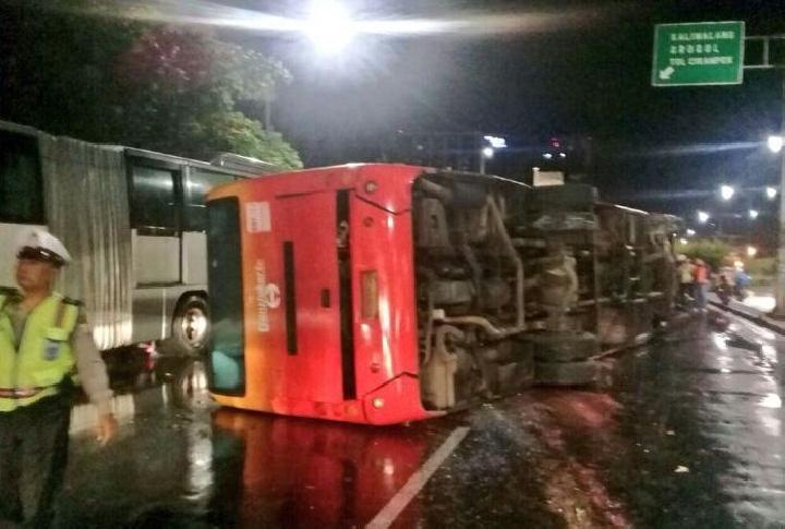 Bus Transjakarta Terguling, 10 Penumpang Luka Luka