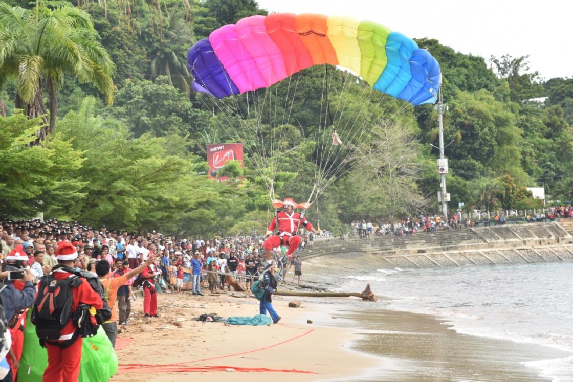 50 Penerjun TNI/Polri Berpakaian Sinterklas Terjun Payung di Jayapura