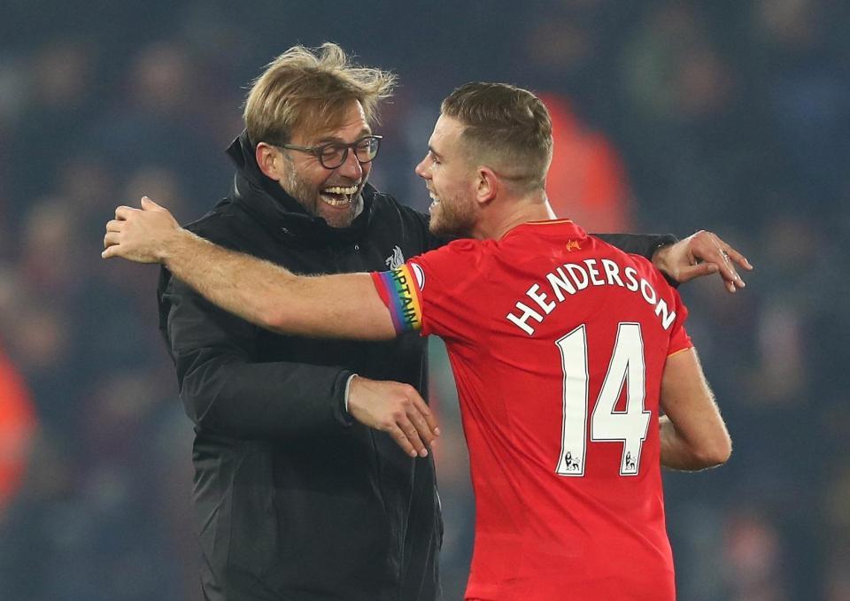 Henderson Tetap Angkat Trofi Liga Premier, Kendati Cedera