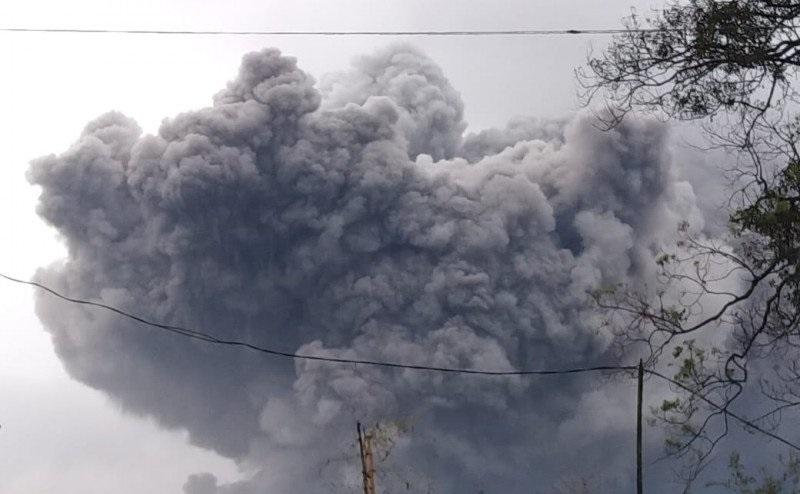 Gunung Semeru Keluarkan Awan Panas Guguran 4,5 Km