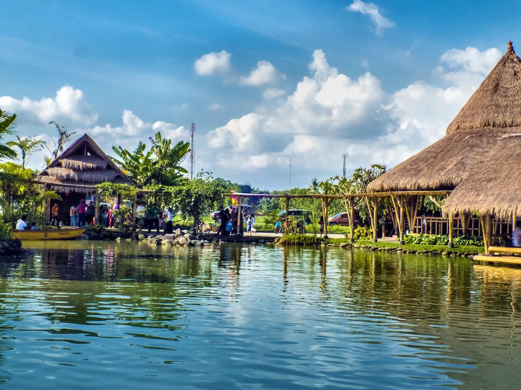 Sensasi Santap Terayun-ayun  di Restoran Terapung 