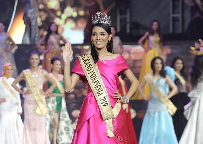 Sarlin Jones Rebut Mahkota Miss Grand Indonesia 2019