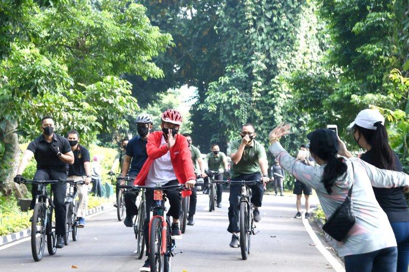 Presiden Bersepeda Sambil Bagi-bagi Masker 