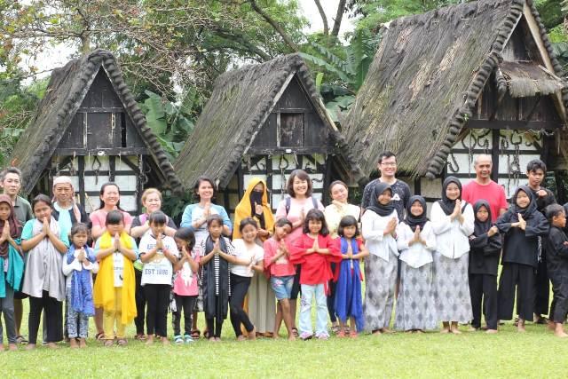 Wisata Sambil Berkegiatan Sosial