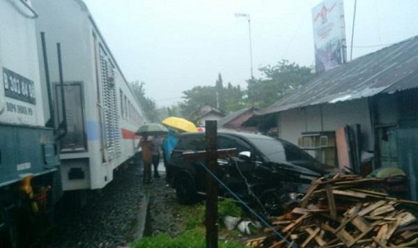 Kereta Api Tabrak Mobil di Pariaman 