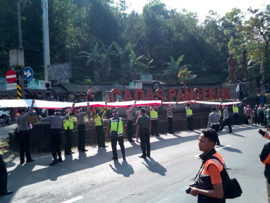 Bendera Merah Putih Dipasang Sepanjang Jalan Cadas Pangeran