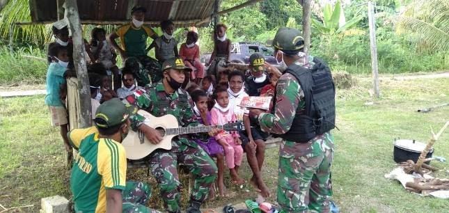 Akrab dengan Prajurit, Anak-anak Ini Rela Tempuh Jarak 3 Km Demi Bisa Belajar di Pos TNI