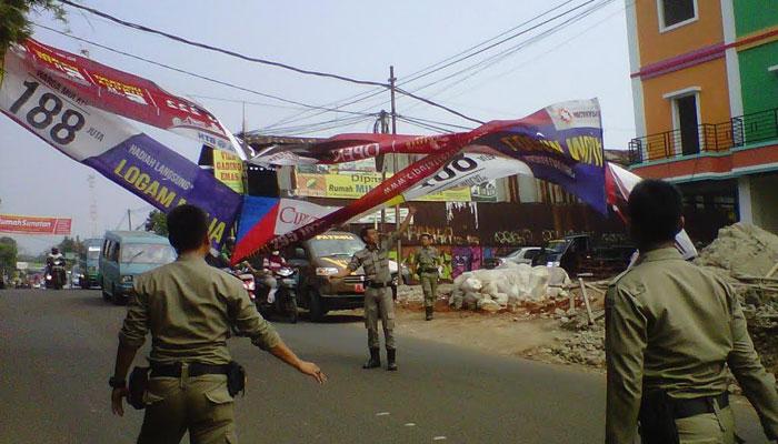 Satpol PP Turunkan Spanduk Tak Berizin