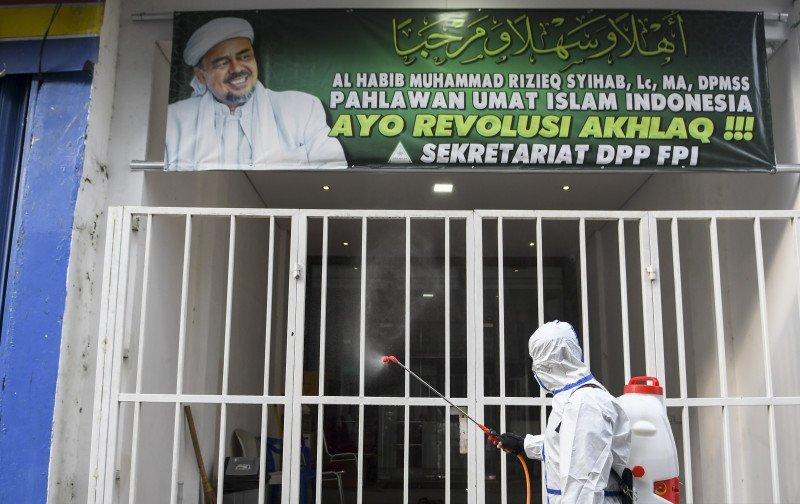 Penyidik Sempat Dihadang Saat Antar Panggilan ke Rizieq