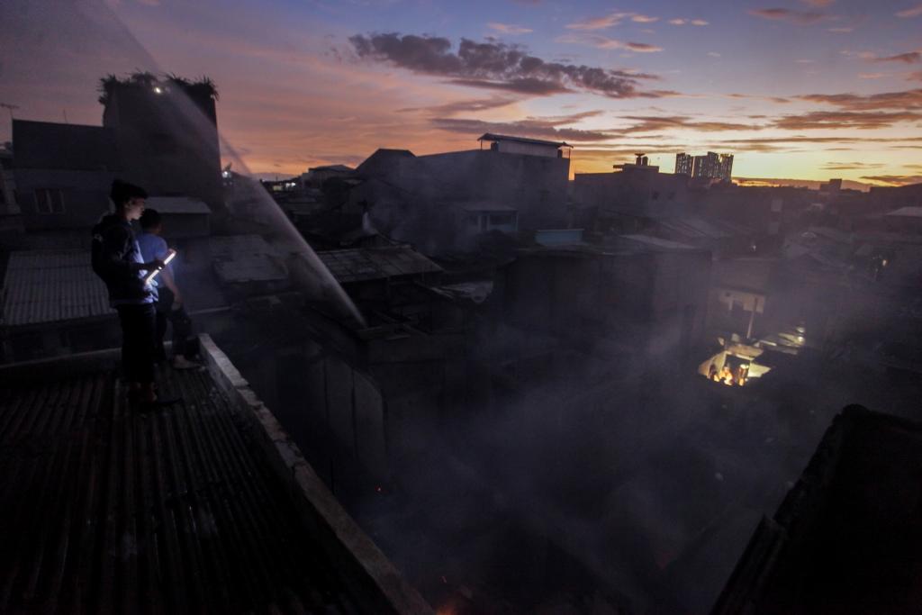 Aparat Gotong Royong Bantu Korban Kebakaran Tambora