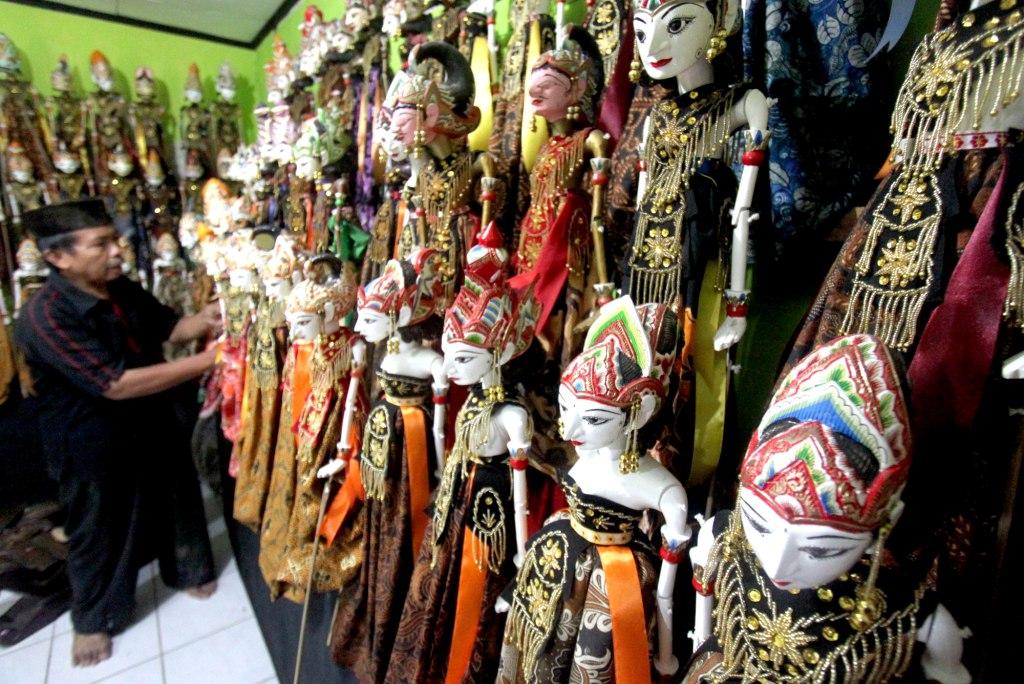 Pengrajin wayang Golek