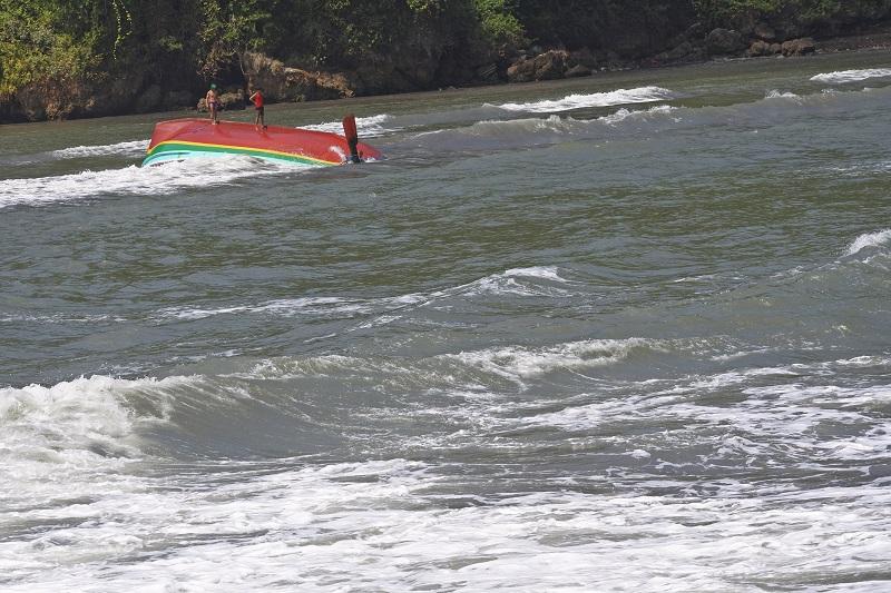 Kapal Terbalik di Jember, Enam ABK Tewas