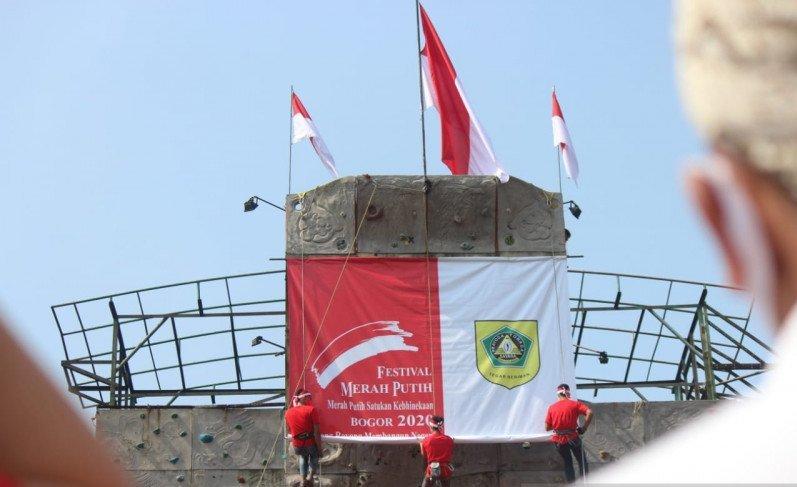 Forkopimda Bogor Kibarkan Bendera Merah Putih Berukuran Raksasa