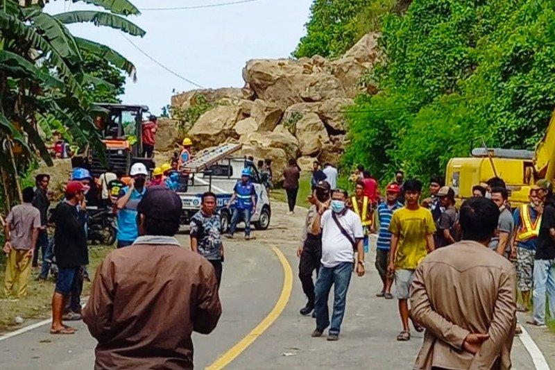 Tanah Longsor Tutup Akses Poros Majene-Mamuju