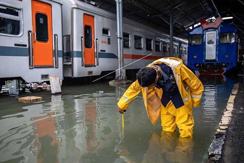 Operasional Kereta Api ke Malang Terhambat Banjir