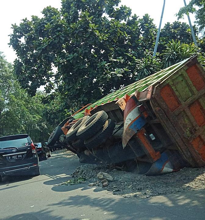 Truk Terbalik