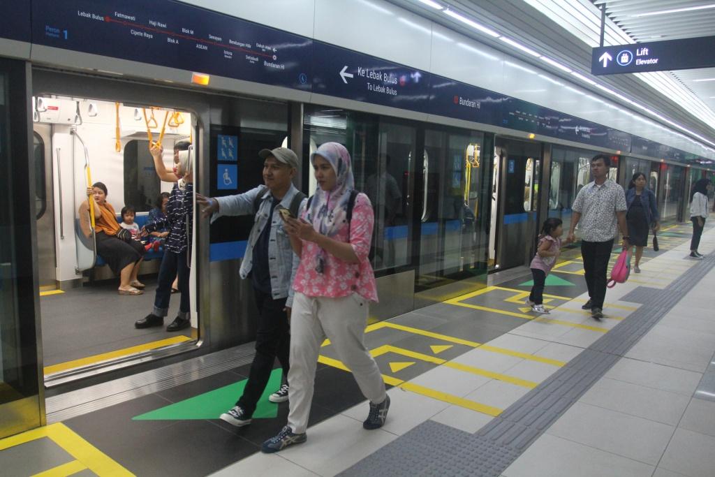 MRT Bagikan Takjil Gratis