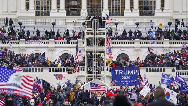 Pendukung Donald Trump Mengamuk dan Serbu Gedung Kongres AS