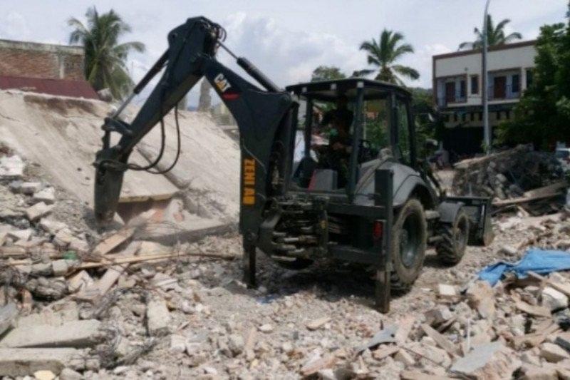 TNI AD Kerahkan Alat Berat untuk  Bersihkan Bekas Reruntuhan Akibat Gempa di Mamuju