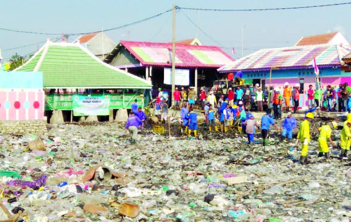 Masyarakat Dilibatkan Bersihkan Tumpukan Sampah di Muara Sungai