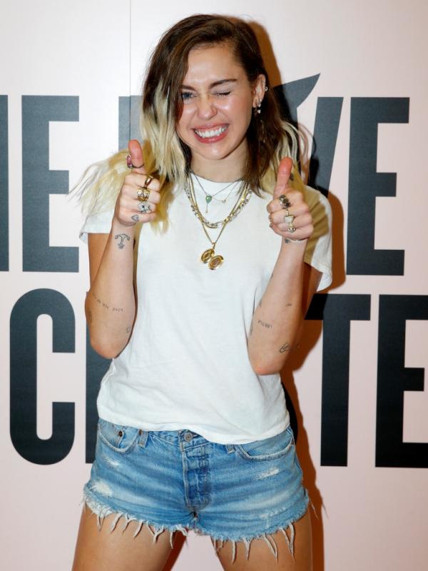 Miley Cyrus Pernah Mem-Bully Hailey Baldwin