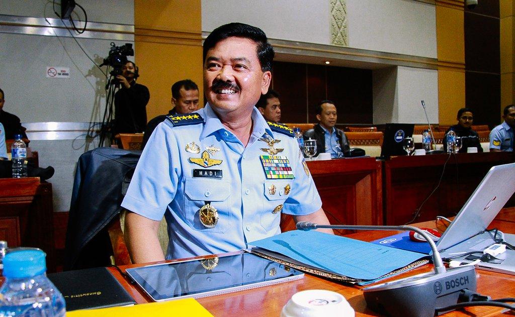 TNI - Polri Diminta Tak Gunakan Simbol Tertentu saat Berfoto