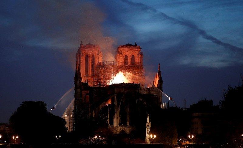 Katedral Nantes Terbakar