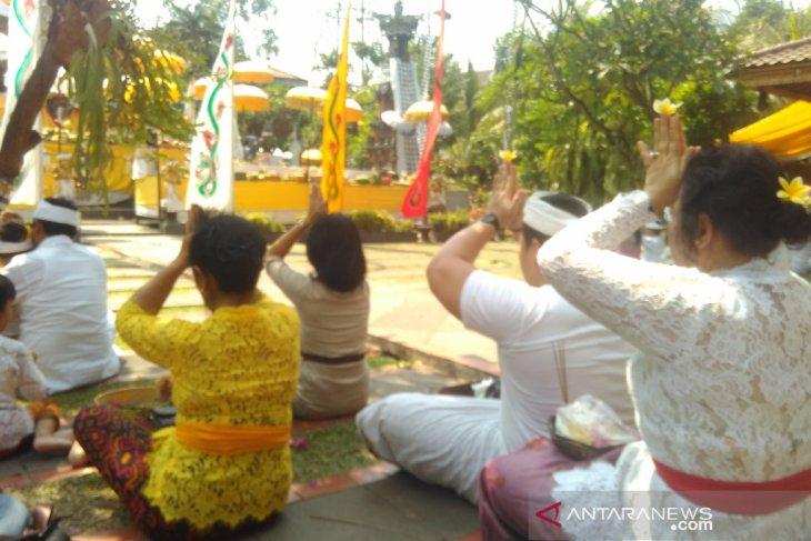 Ratusan Umat Hindu Rayakan Galungan di Pura Aditya Jaya