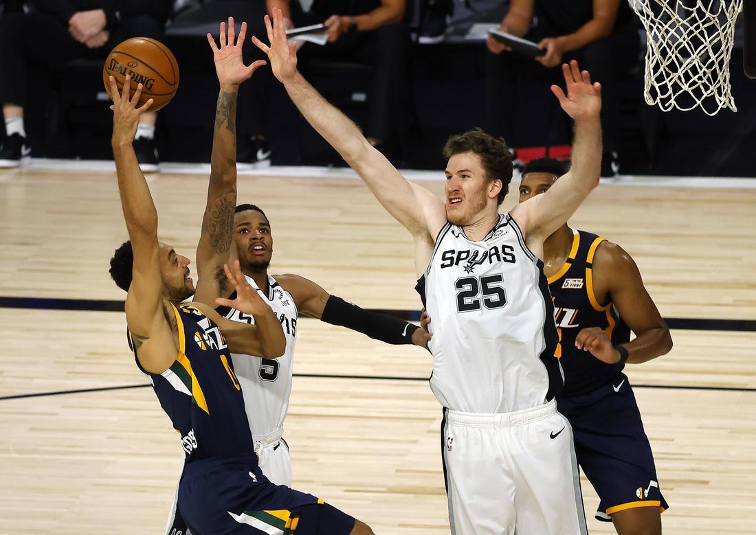 Tucker Gemilang, Jazz Hempaskan Spurs 118-112